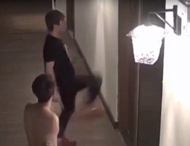 Вижте как ядосани гости на хотел разбиха вратата и атакуваха двойка заради шумния им секс (СНИМКИ/ВИДЕО 18+)