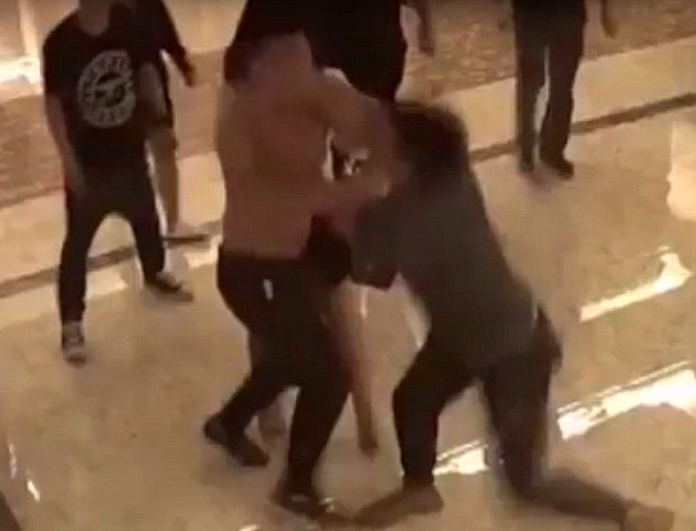 Вижте как ядосани гости на хотел разбиха вратата и атакуваха двойка заради шумния им секс (СНИМКИ/ВИДЕО 18+)