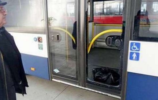 Огромен камък прелетя на сантиметри от пътници в бургаски рейс 
