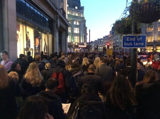 Огромни опашки и хаос на ключова улица в Лондон (СНИМКИ)