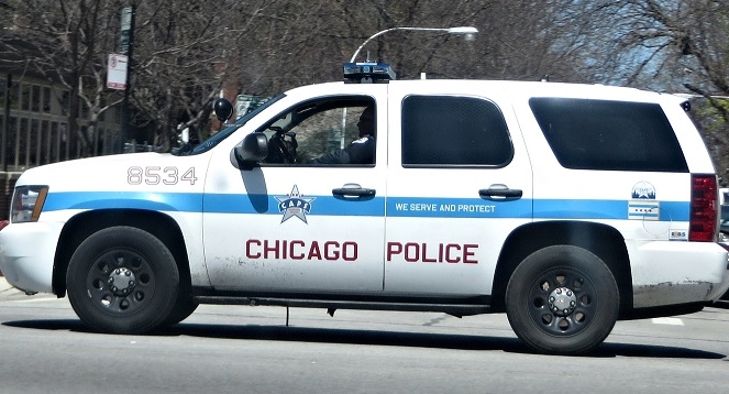 Човек се е барикадирал в къща в Чикаго, изпратиха спецчастите