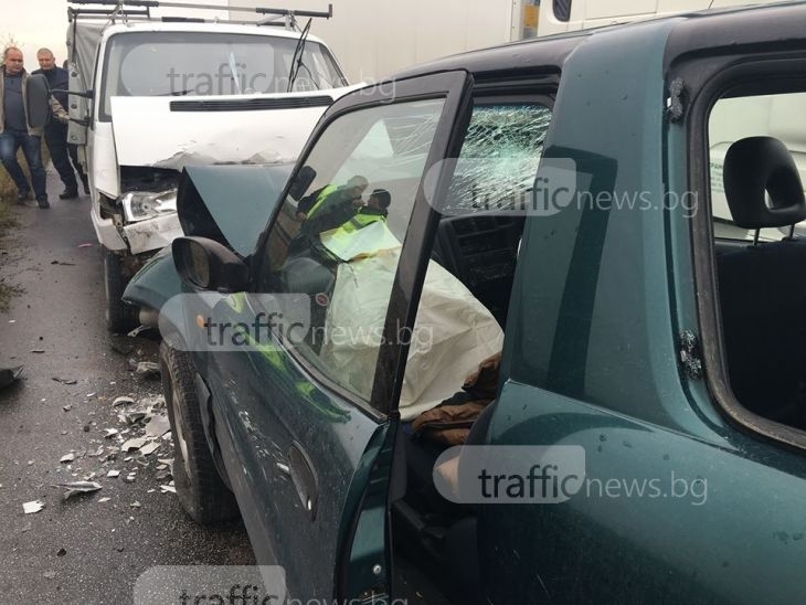 Страшно меле в Пловдив, джип се вряза челно в кола на ЕВН