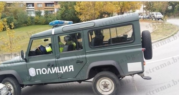 Нещо се случва в Сандански! Полиция тараши цял квартал (СНИМКИ)