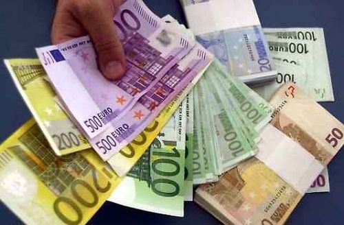 Мъж хвърля фалшиви евро насред София, задържаха го 