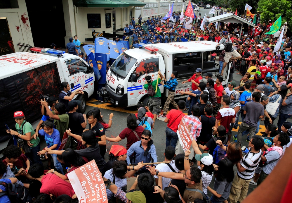 Кървава драма във Филипините! Полицейски микробус се вряза в протестиращи пред посолството на САЩ (СНИМКИ 18+)
