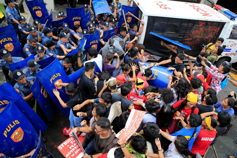 Кървава драма във Филипините! Полицейски микробус се вряза в протестиращи пред посолството на САЩ (СНИМКИ 18+)