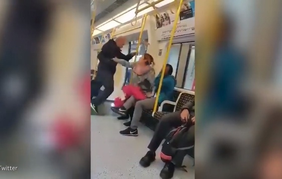 Смела лондончанка подгони мъж, нападнал спътника й в метрото (ВИДЕО)