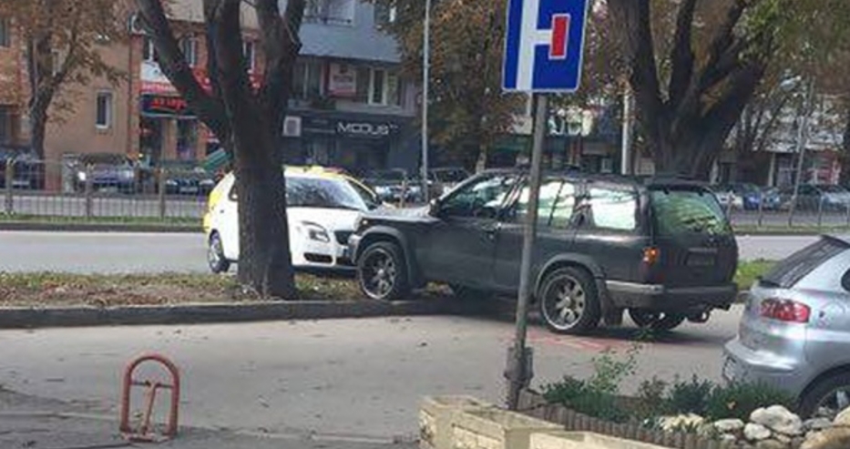 Така се справят с нарушителите във Варна! Джип бута 10 метра кола с бронята си (СНИМКА)