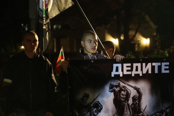 Стана напечено! С викове "Българи, юнаци" протестът срещу бежанците помете Лъвов мост (СНИМКИ/ВИДЕО)