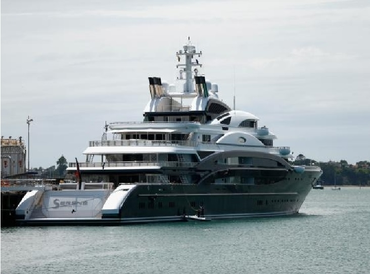 Саудитски принц купи яхтата на руски олигарх и го изхвърли като парцал от нея