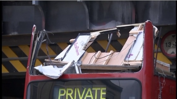Драма в Лондон! Двуетажен автобус се заби в мост, десетки са ранени (ВИДЕО)