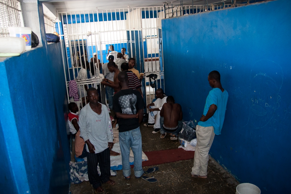 Затворници убиха пазач и избягаха от затвор в Хаити