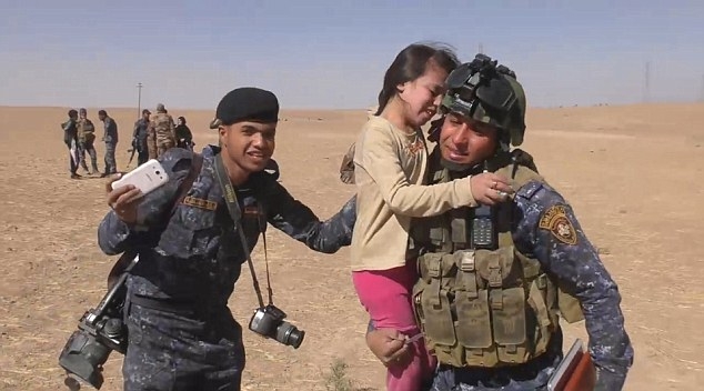 Емоционален момент: Малко момиченце бе спасено от лапите на „Ислямска държава”  (СНИМКИ/ВИДЕО)