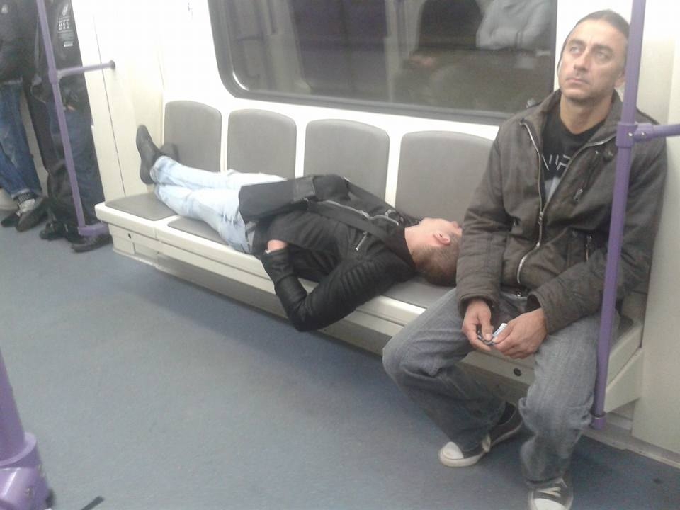 Този спящ в метрото младеж предизвика истински фурор в мрежата (СНИМКИ)