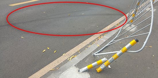 Шофьор вряза Астрата си в оградата в Бургас (СНИМКИ)