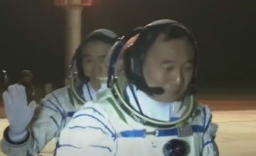 Китайски астронавти изпратиха спътник в космоса (СНИМКА)