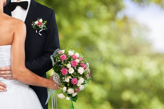 Младоженци от Бургас взривиха мрежата с щура сватбена фотосесия СНИМКИ 
