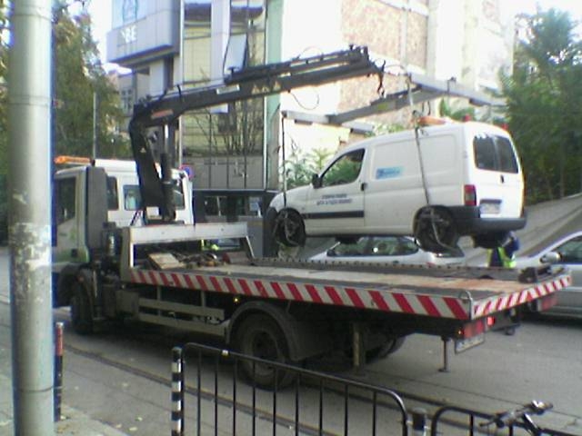 Паяк вдигна кола, която слага скоби в София (СНИМКИ)