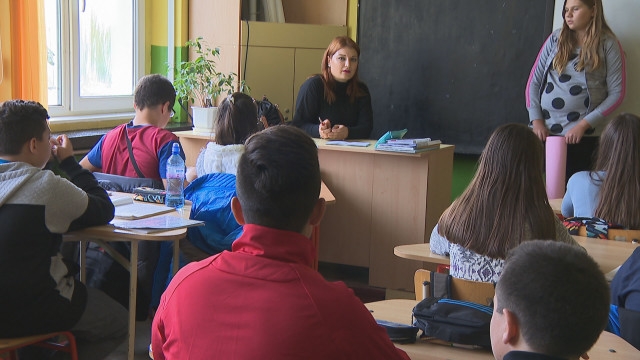 Обществото реагира бурно относно стипендиите за ромски ученици (СНИМКИ/ВИДЕО)