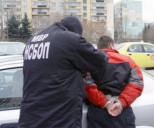 Извънредно! Акция в центъра на Бургас: Полицаи удариха квартирата на оборотен дилър