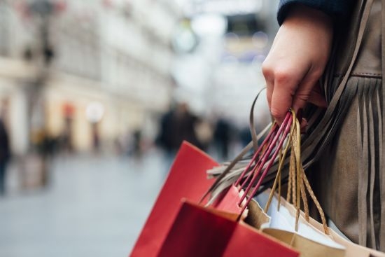 Млада жена излезе от магазина в Дупница с две чанти в ръце, но нещата много се объркаха