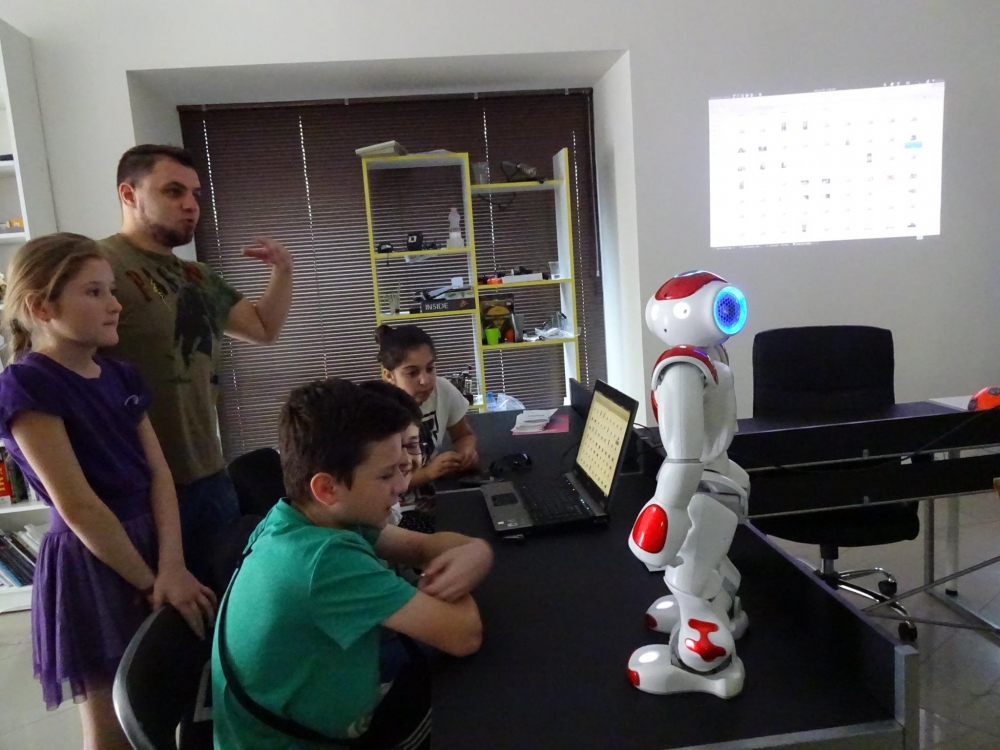 Ученици в Пловдив програмират хуманоиден робот от второ поколение по японска образователна система