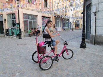 След наглата кражба на колелото на болното дете: Цяла България помага на Вики