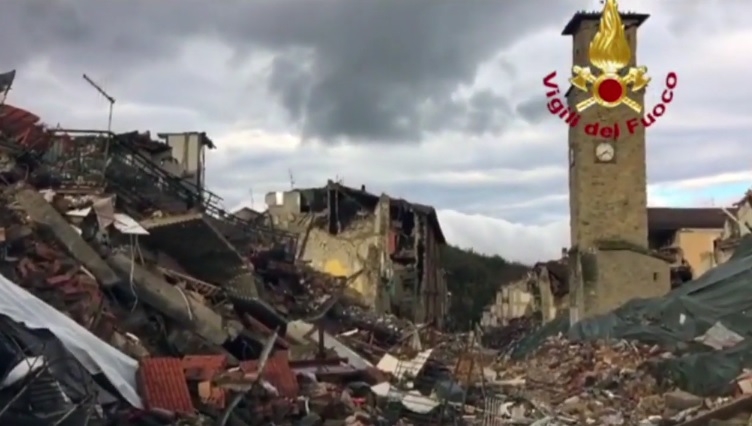 Стотици сгради рухват след мощните трусове в Италия (ВИДЕО)