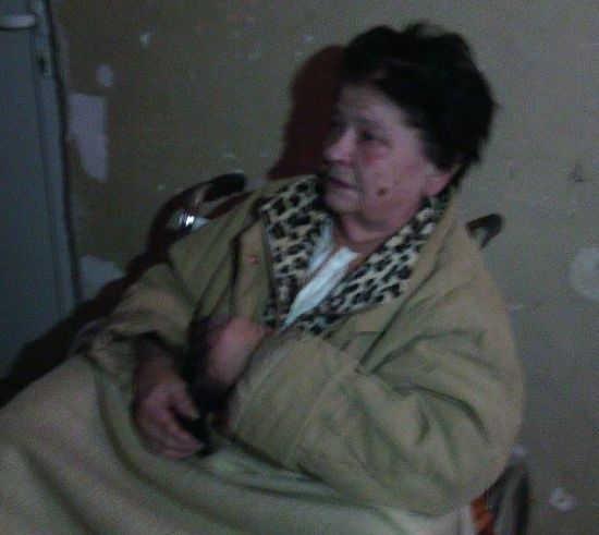 Само в БЛИЦ! Нечовешка драма в Сопот: Жена в инвалидна количка нощува в студен и тъмен коридор (СНИМКИ)