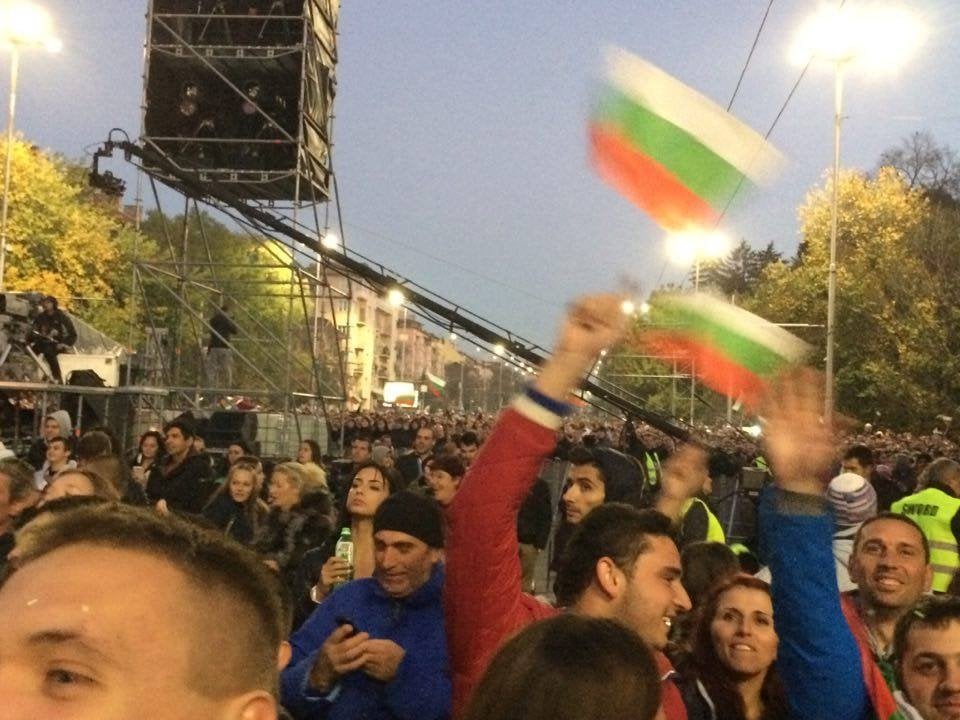 Започна се! "Орлов мост" "почерня" от хора, хиляди са вече на концерта на Слави, прииждат още и още (СНИМКИ/ВИДЕО)