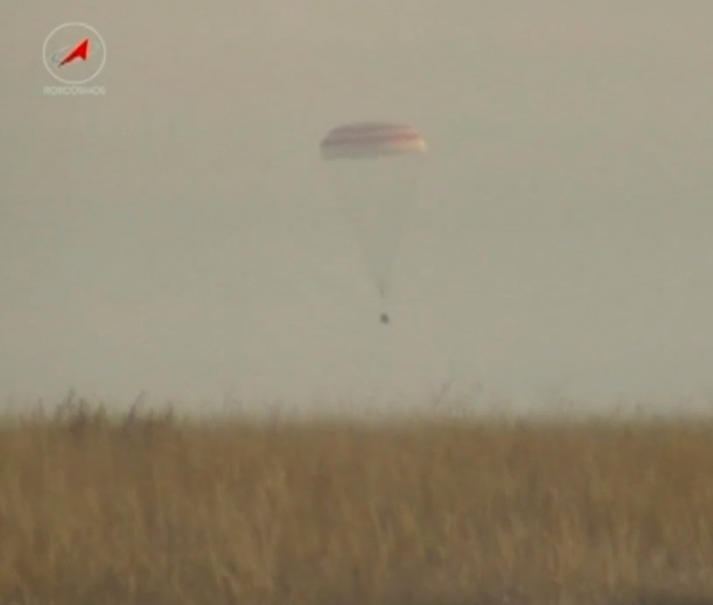 Екипажът на МКС се приземи благополучно в казахстанската степ (ВИДЕО)