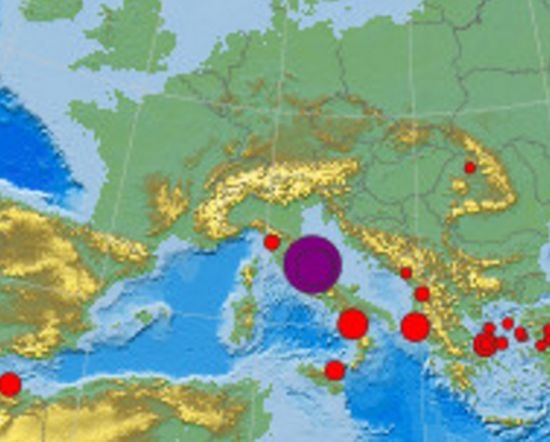 Земетресението срина сгради в Италия! Търсят хора под отломките (ВИДЕО)