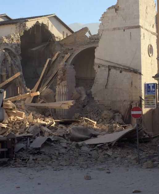Гневът на земята: Базиликата на Свети Бенедикт рухна след земетресението в родния град на светеца (СНИМКИ/ВИДЕО)