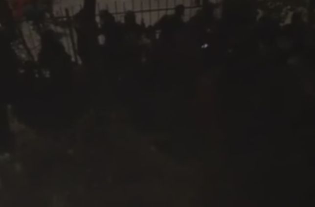 Зрители на концерта на Слави нахлуха в частен имот, разрушиха ограда (ВИДЕО)
