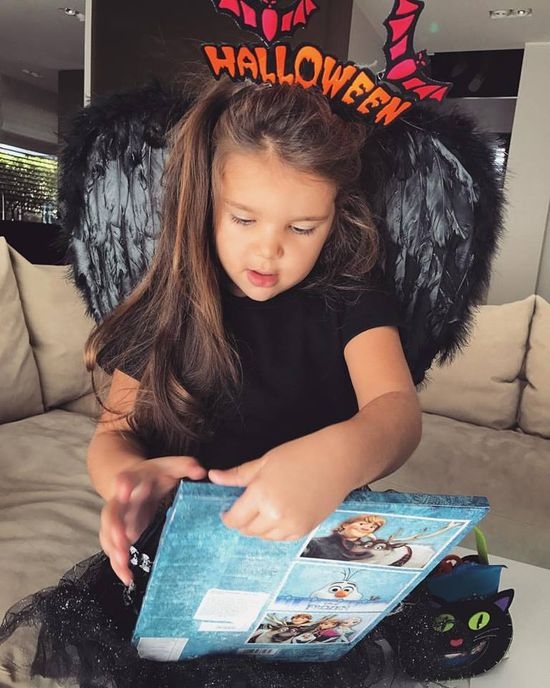 Николета преобрази дъщеря си за Хелоуин с крилца и антенки (СНИМКА)
