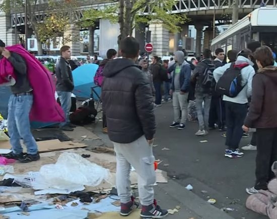 Парижката полиция нахлу в бивака на бежанците край "Сталинград"  (ВИДЕО)