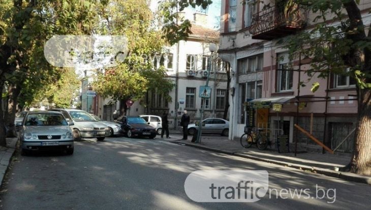 Зрелищна катастрофа между мерцедес и БМВ в центъра на Пловдив (СНИМКИ)