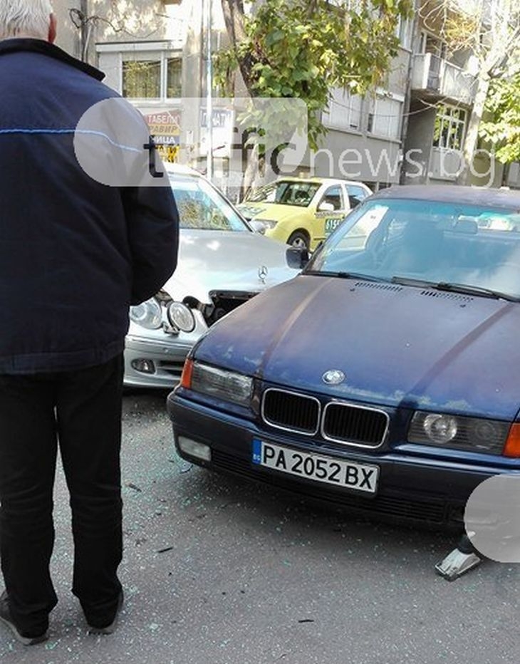 Зрелищна катастрофа между мерцедес и БМВ в центъра на Пловдив (СНИМКИ)
