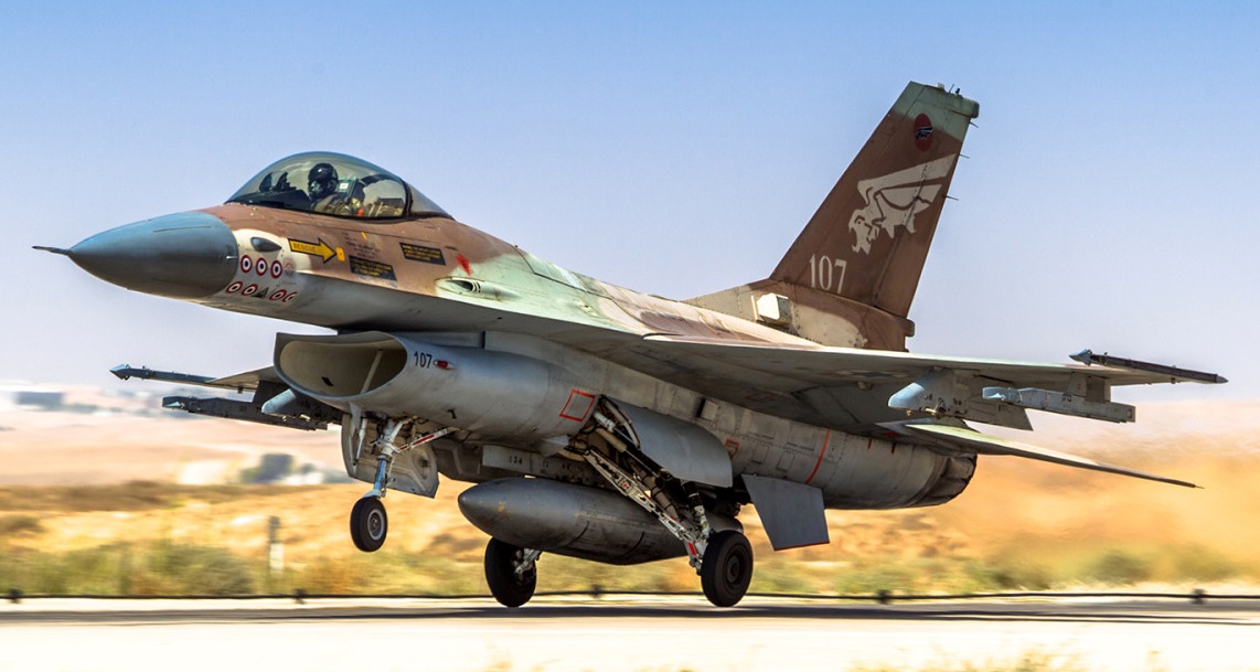 Израелски пилоти се катапултираха от изтребител, един загина        