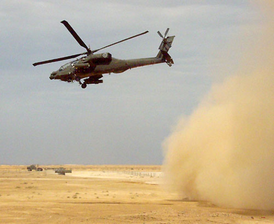 САЩ вкарали в битката за Мосул бойни вертолети Apache         