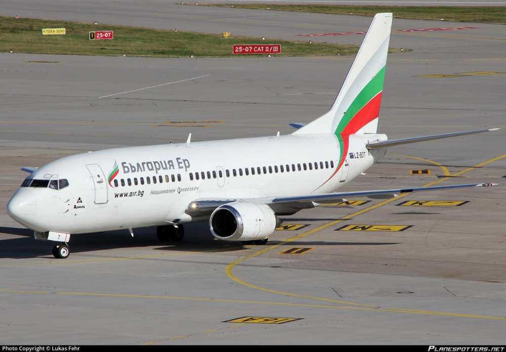 Тревожен сигнал до БЛИЦ: Българи заседнаха във Франкфурт заради дупка в корпуса на наш самолет   