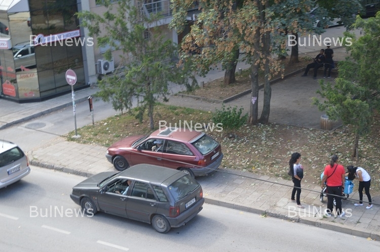 Така паркират в центъра на Враца, похапвайки мазна баничка (СНИМКИ)