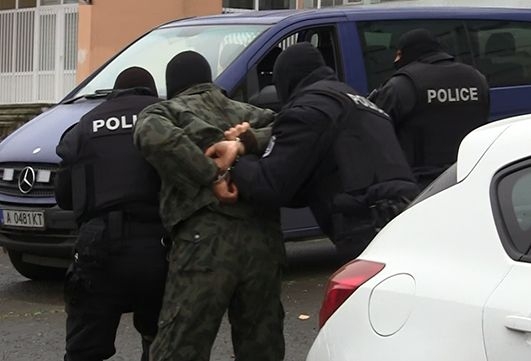 Бесен екшън в Бургас! Спецченгета обезвредиха опасен престъпник (СНИМКИ/ВИДЕО)