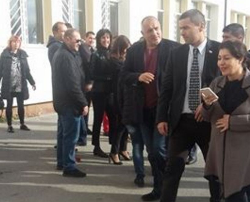 Първо в БЛИЦ: Премиерът Борисов гласува сам (СНИМКИ)