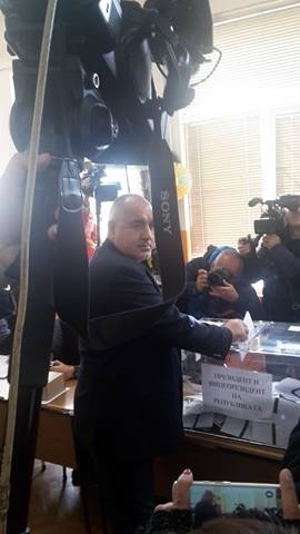 Първо в БЛИЦ: Премиерът Борисов гласува сам (СНИМКИ)