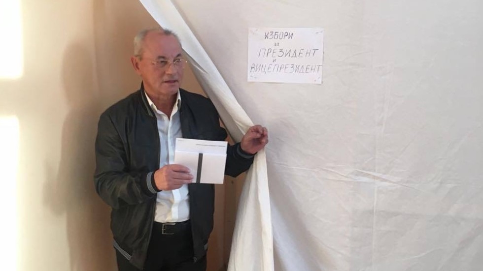 Ексклузивно в БЛИЦ! Ахмед Доган гласува за президент (СНИМКИ)