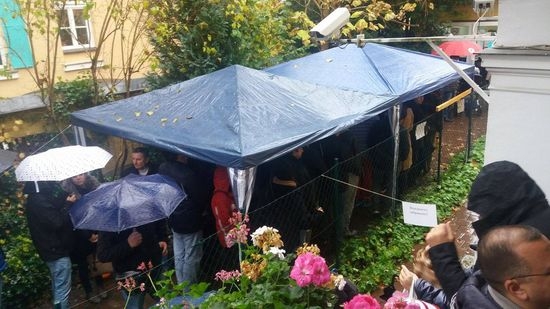 Само в БЛИЦ! Навалица пред урните в Мюнхен, хората висят под дъжда (СНИМКИ)