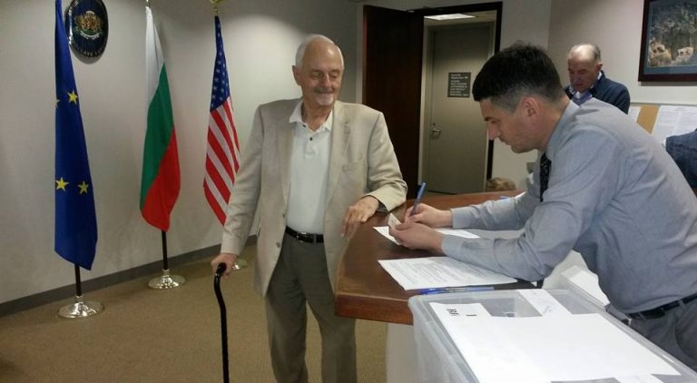 Холивудският режисьор и български гражданин Тед Кочев гласува в консулството в Ел Ей (СНИМКИ)