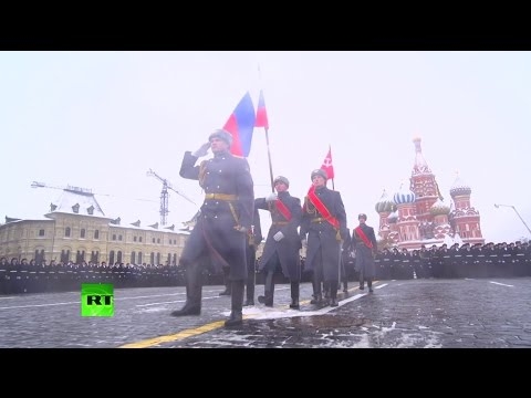 Парад на непобедимите в заснежена Москва напомни за подвига на защитниците ѝ, разгромили фашистките орди през зимата на 1941 г (ВИДЕО)