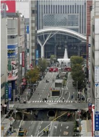 Апокалипсис в Япония: Земята се продъни във Фукуока (СНИМКИ/ВИДЕО) 